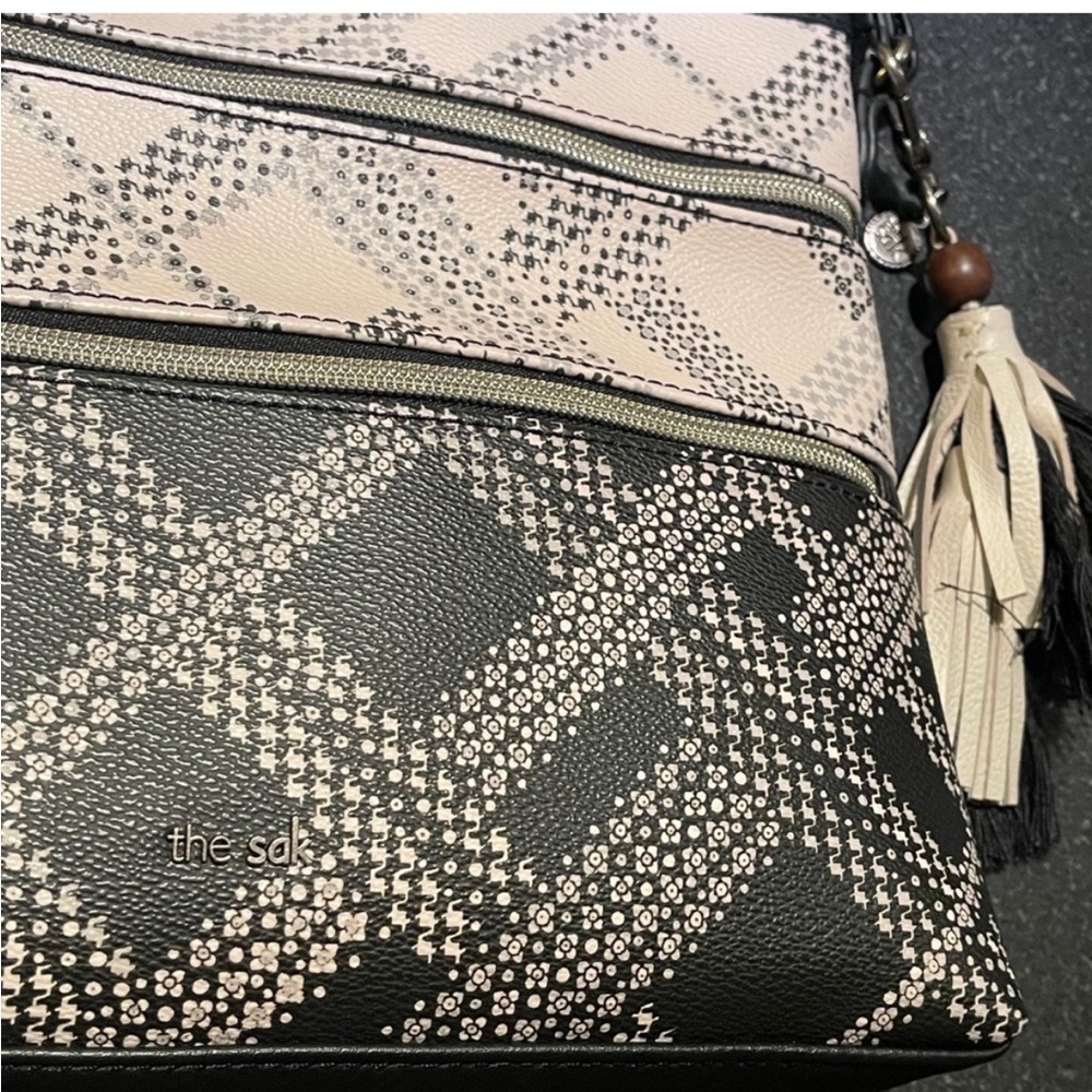 Le Sak Stylish Black and White Crossbody Bag - Picture 4 of 11